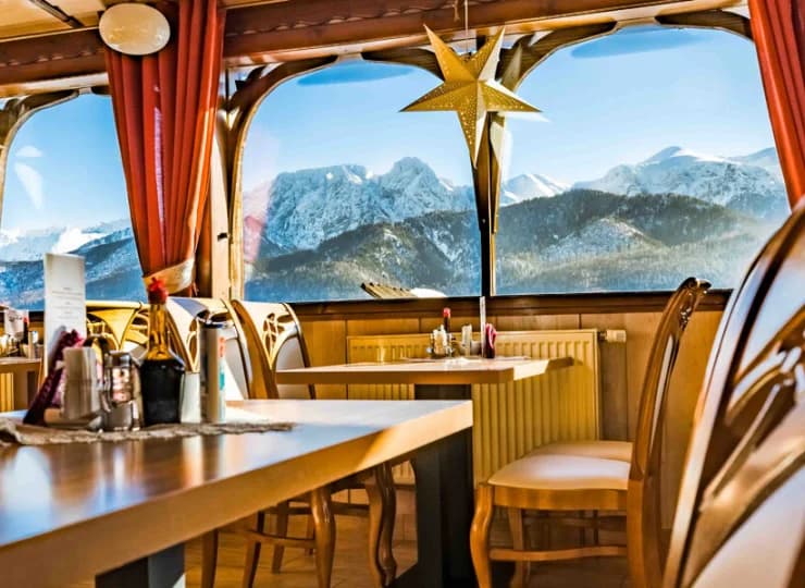 Śniadania i obiadokolacje są podawane w stylowej restauracji