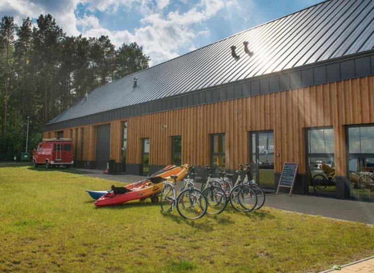 W centrum sportów wodnych można wypożyczyć też rowery, kijki, piłki