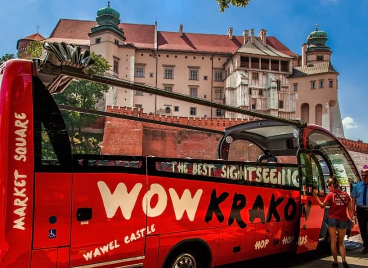 Umożliwia poznawanie zabytków stolicy Małopolski