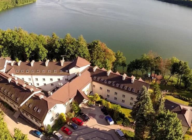 Sosnowy las i lokalizacja nad brzegiem jeziora gwarantują spokojny wypoczynek