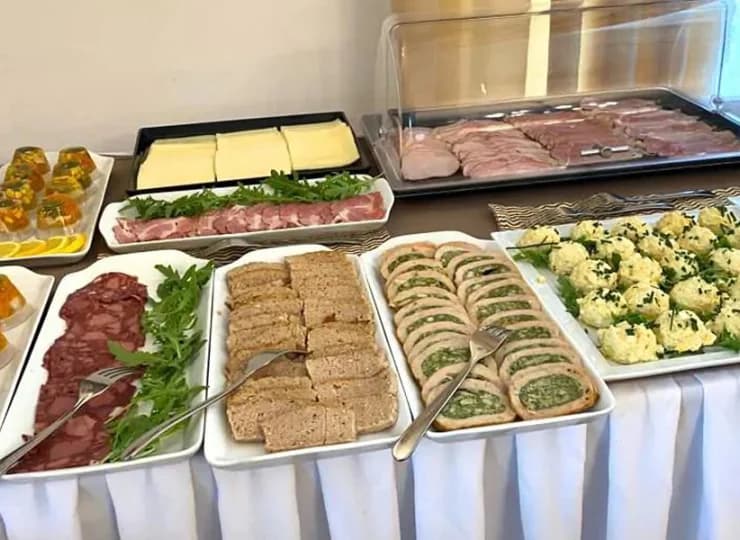 Na gości czeka chrupiące pieczywo, sezonowe warzywa i owoce, wędliny i sery