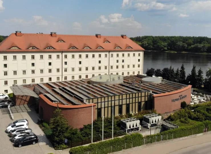Hotel jest urokliwie położony wprost nad Wisłą