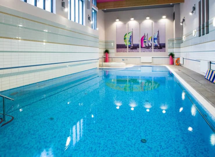 Hotel*** NAT Świnoujście posiada kryty basen