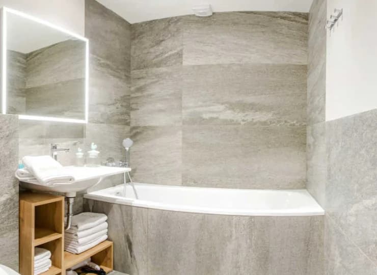 Natomiast w apartamencie Suite znajduje się wanna