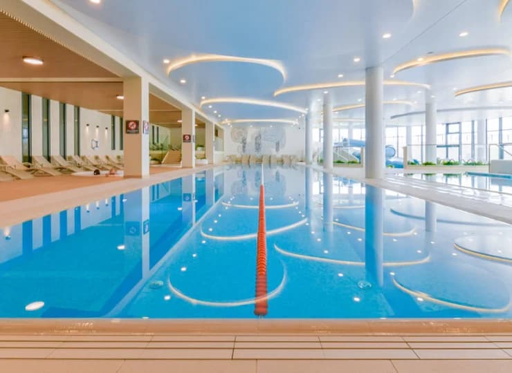 Apartamentowiec posiada basen sportowy i rekreacyjny oraz brodzik dla dzieci