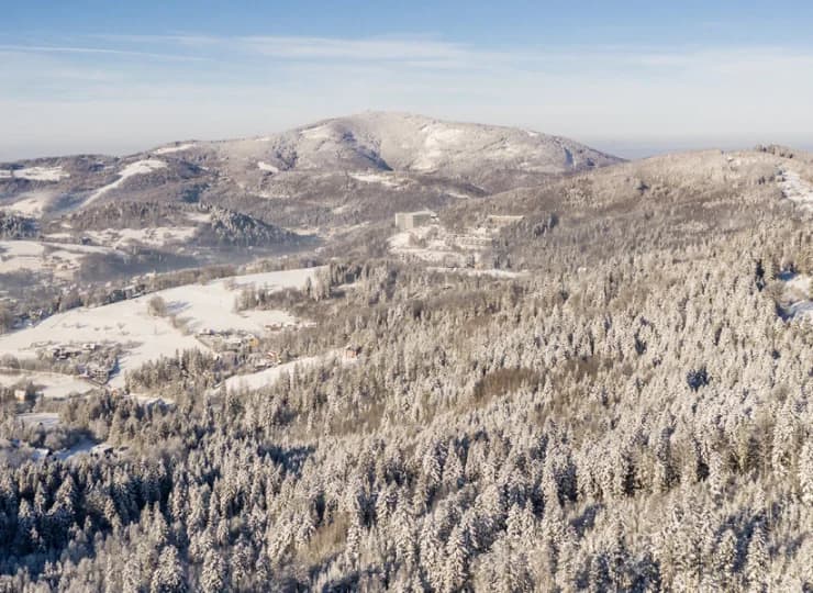 Szklarska Poręba jest malowniczo ulokowana u stóp Karkonoszy