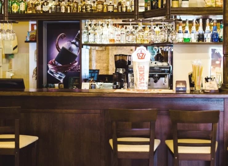 Do dyspozycji pełnoletnich gości jest bar