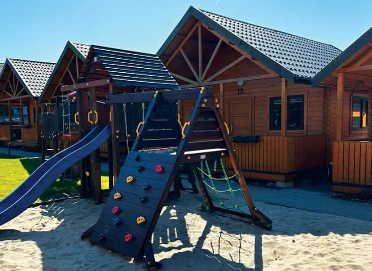 Na odrobinę starszych czeka większy plac zabaw i trampolina