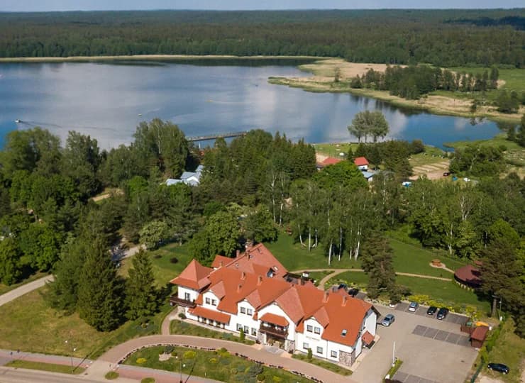 Hotel ze strefą wellness & SPA jest położony nad jeziorem na Mazurach