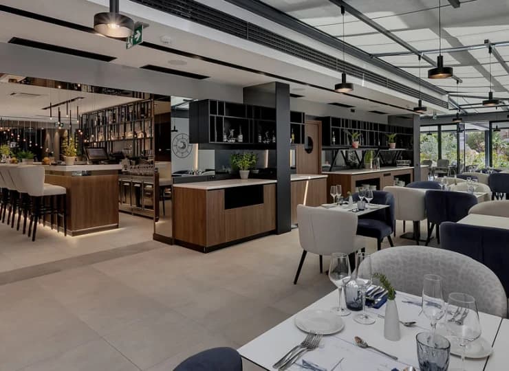 Restauracja została przyjemnie zaaranżowana w nowoczesny sposób
