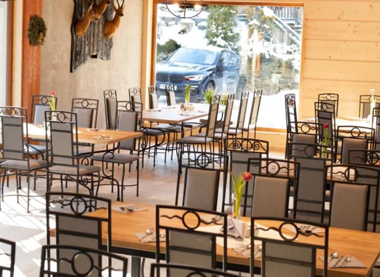Na terenie hotelu znajdują się kawiarnia, sala restauracyjna, pub oraz grill