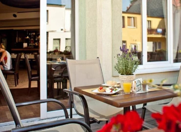 Restauracja hotelowa ma taras