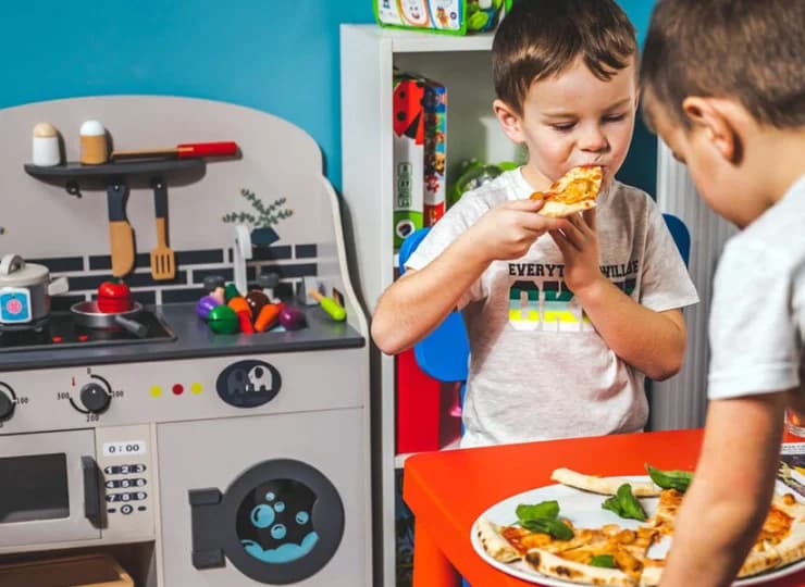 Kącik zabaw dla dzieci zajmuje maluchy