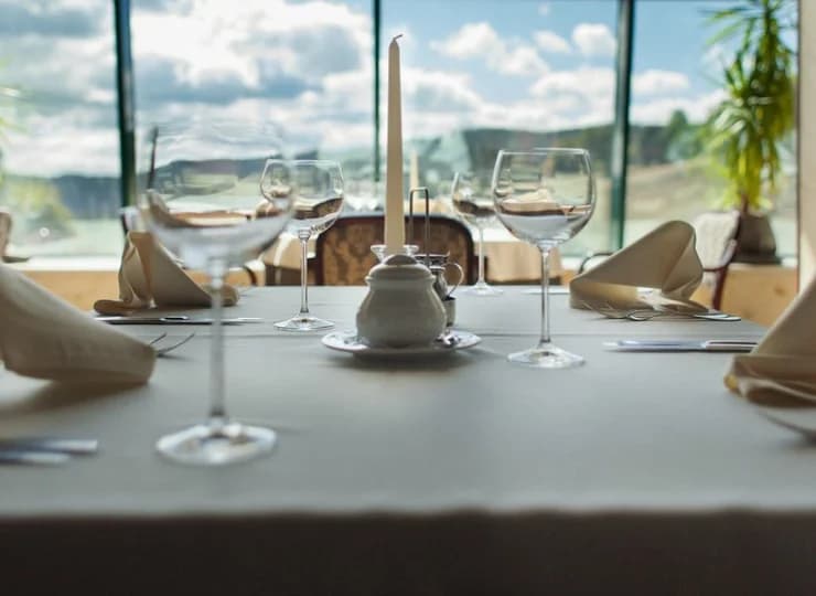 Z okien restauracji rozpościera się malowniczy widok okolicy