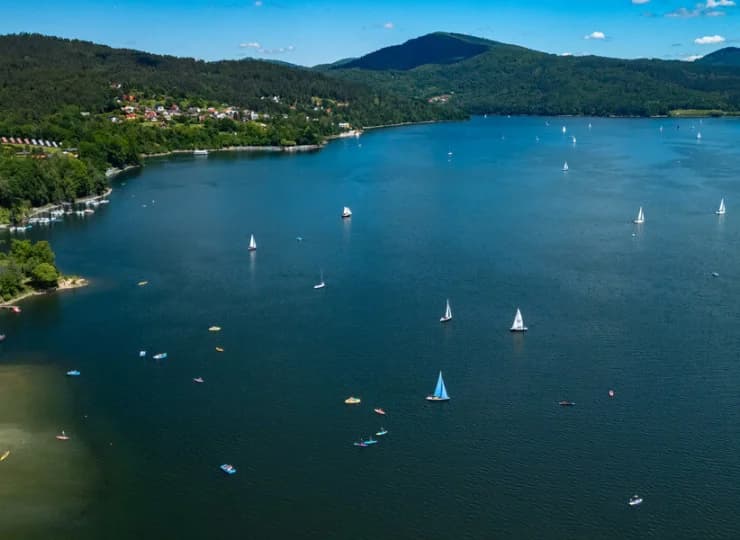 Latem można tu pływać, plażować i uprawiać rozmaite sporty wodne