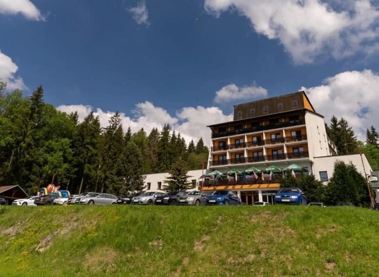 Hotel jest położony w cichej, spokojnej, zielonej okolicy