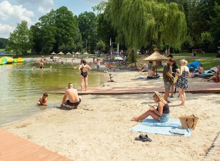 Hotel Montis znajduje się zaledwie 100 metrów od malowniczego kąpieliska
