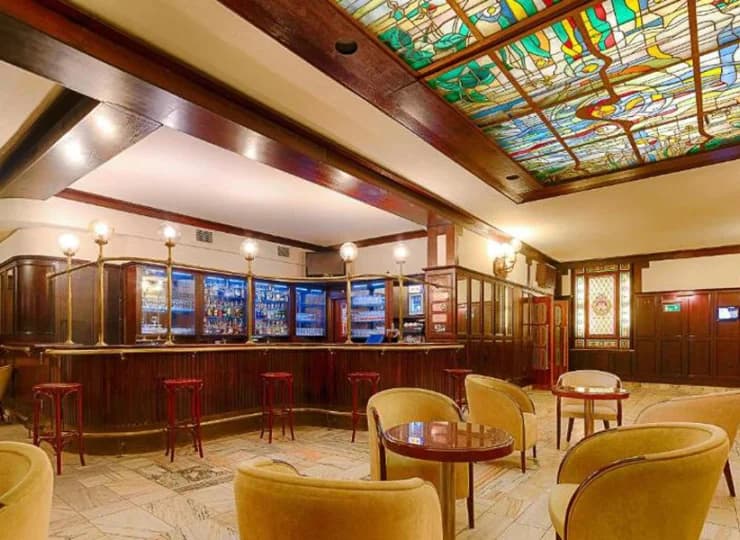 Wnętrza hotelu są stylowe i przestronne