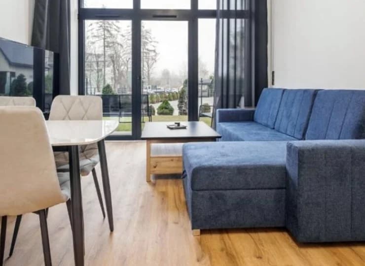Pokój dzienny z wyjściem do ogródka (apartament A05)