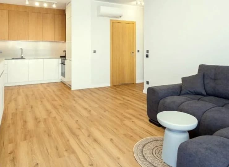 Apartament Komfort Plus A25 ma wielofunkcyjny salon i odrębną sypialnię