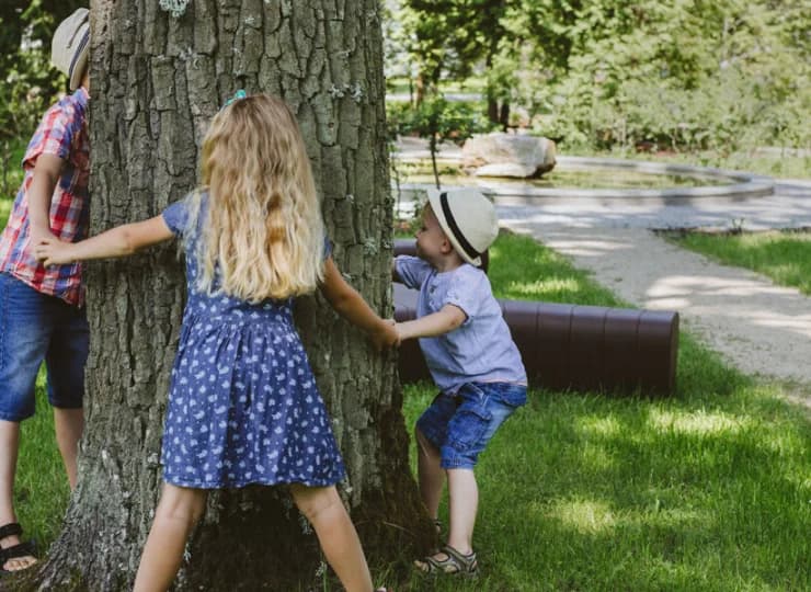 Piękny ogród inspiruje dzieci do zabaw