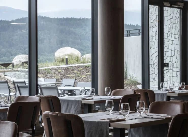 Z okien hotelowej restauracji można podziwiać panoramę Karkonoszy