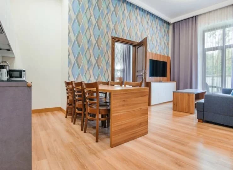 Dodatkowo: żelazko, deska do prasowania i suszarka do ubrań