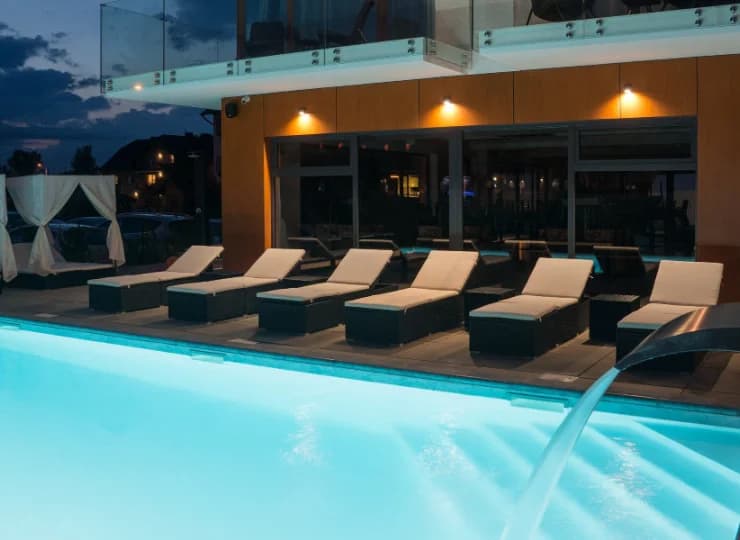 Letnia strefa Pool&Chill z basenem i barem to miejsce stworzone dla relaksu