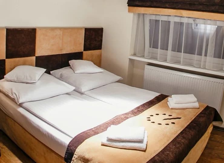 Pokoje wyposażone są m.in. w TV, WiFi