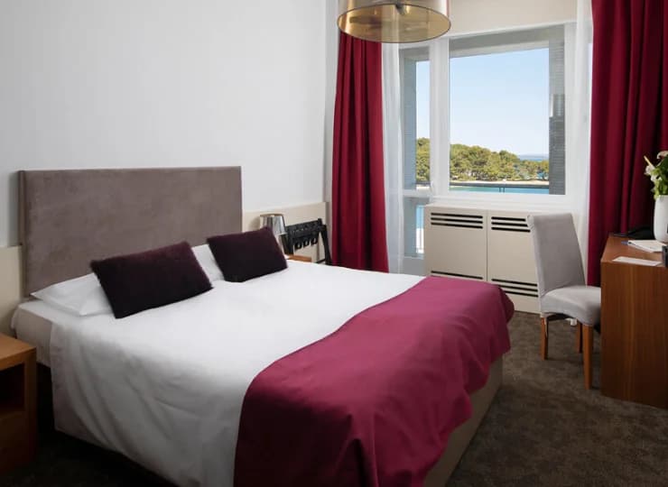 W pokoju jest minibar, sejf, TV, wifi