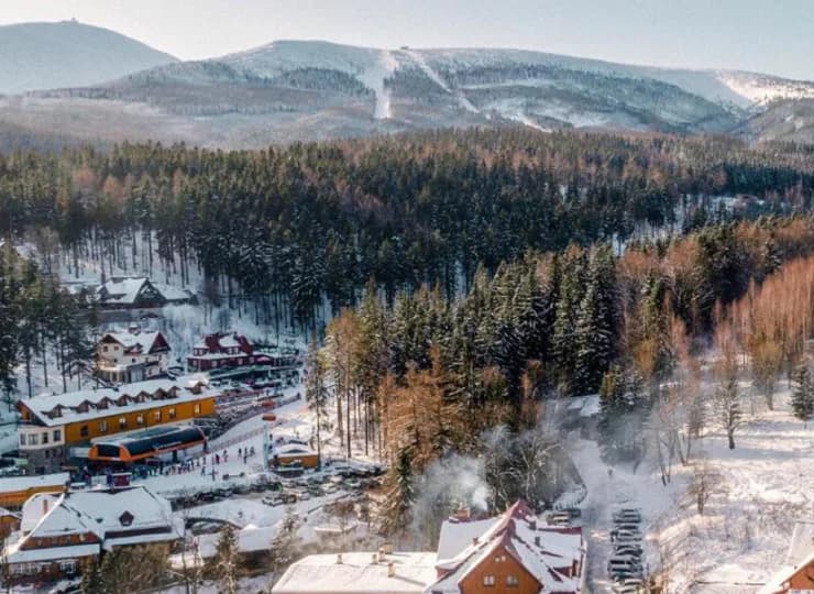 Zimą w Karpaczu można jeździć na nartach i chodzić po przygotowanych szlakach