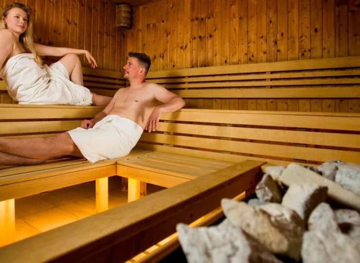 Przestronny świat saun zawiera 3 sauny, tepidarium, prysznice wrażeń i inne