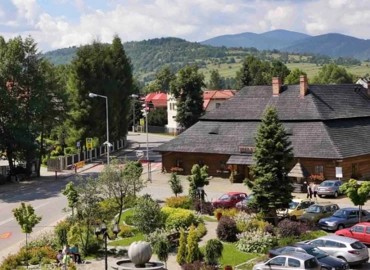 Z okien roztaczają się wspaniałe widoki na Beskid Żywiecki i ryneczek Jeleśni
