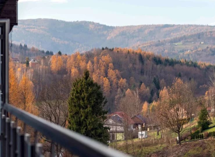 Jesienny widok z apartamentu D34 w apartamentowcu Daglezja