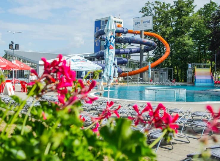 Wokół basenów ustawiono leżaki