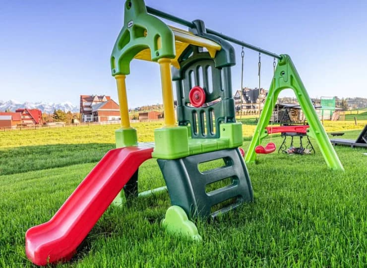 Dla najmłodszych przygotowano placyk zabaw na świeżym powietrzu