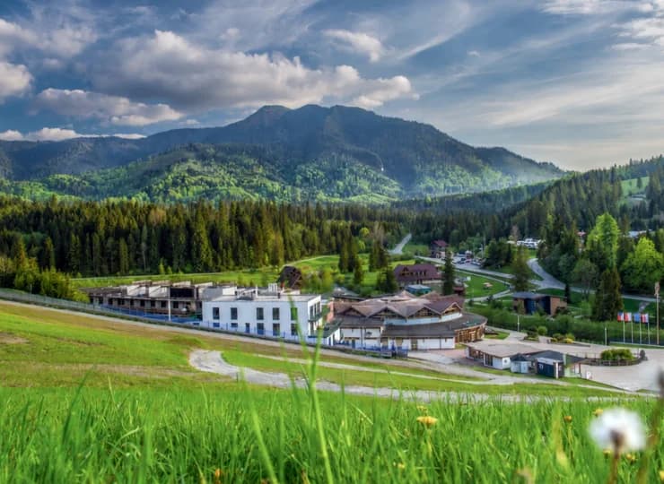 Okolica zachwyca górskim krajobrazem, lasami i licznymi szlakami