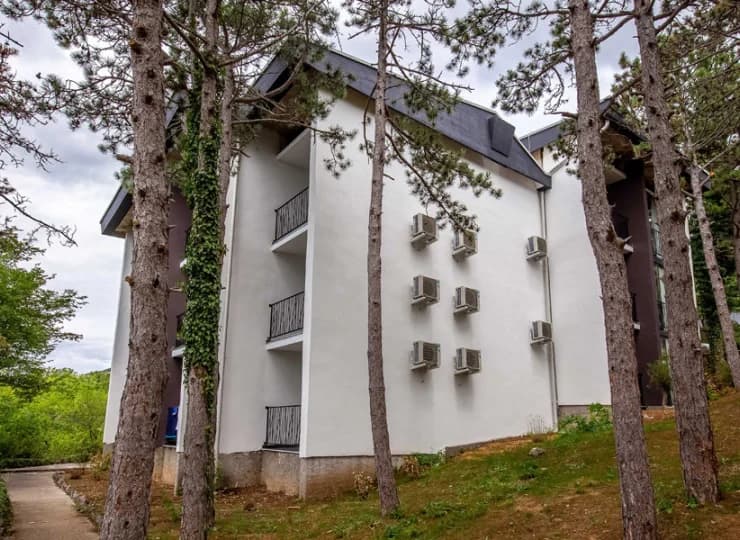 Pavilion Omorika zajmuje 2 kameralne budynki otoczone sosnami