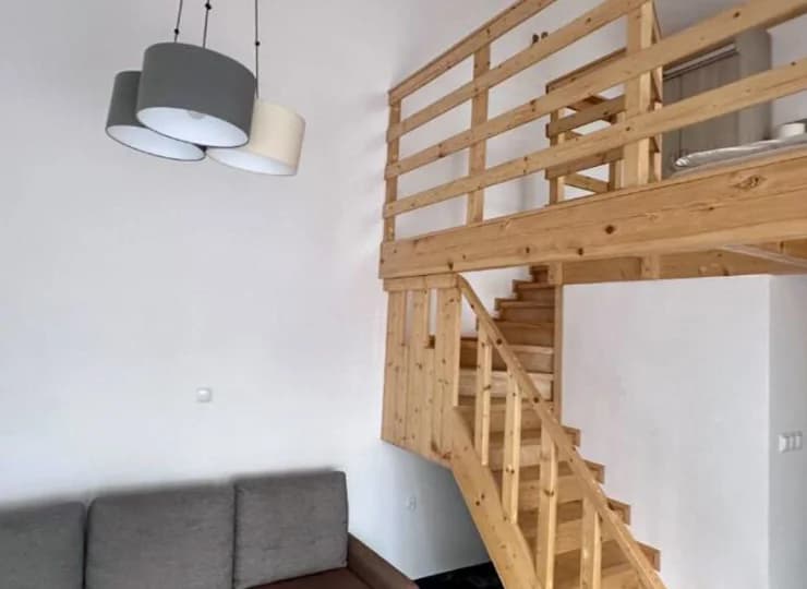 Składający się z części dziennej z dużą sofą oraz antresoli