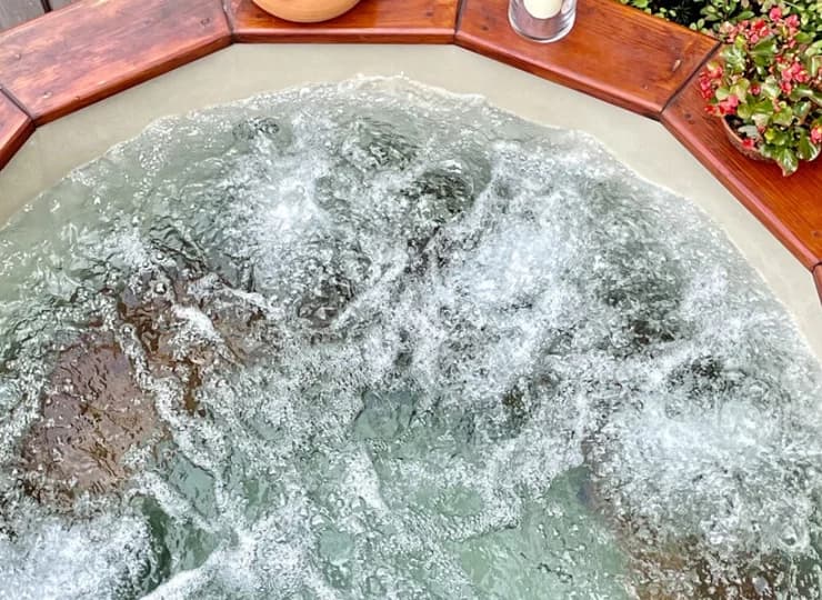 Na zewnątrz uruchomiono wannę jacuzzi