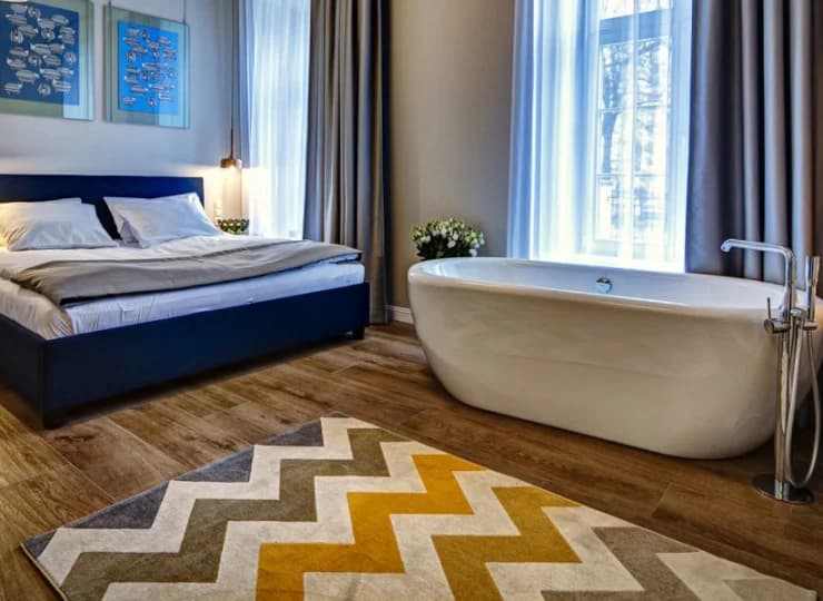 W apartamencie mieści się wysokiej jakości podwójne łóżko