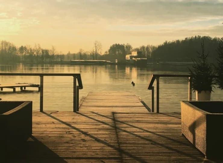 Obiekt jest usytuowany nad samym brzegiem Jeziora Ukiel