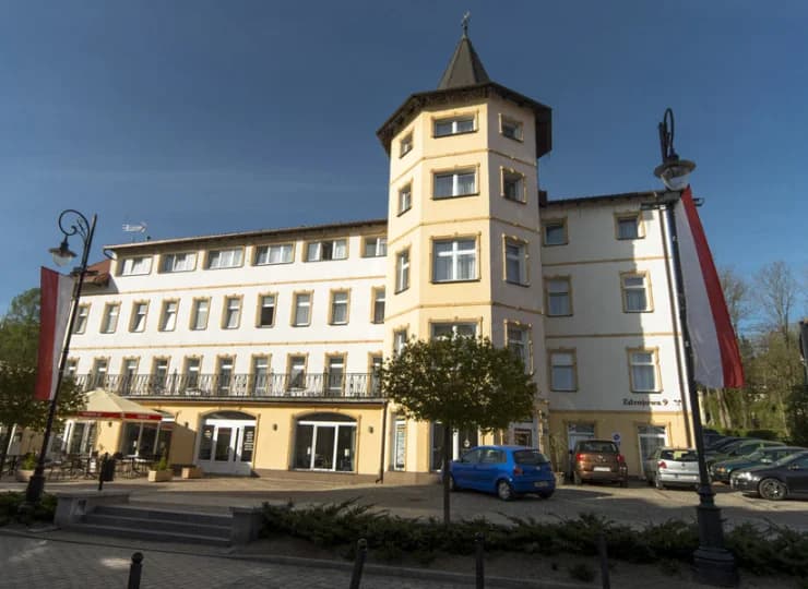 Dobrzyński Resort Topaz znajduje się przy samym deptaku uzdrowiska