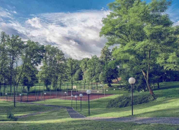 W hotelowym parku urządzono kort tenisowy, plac zabaw, boiska do kosza i siatki