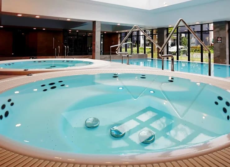 Tuż obok basenu mieszczą się dwie wanny z odprężającym jacuzzi