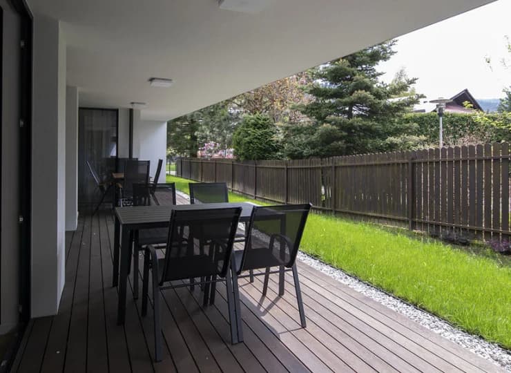 Apartamenty położone na parterze posiadają wyjścia na taras