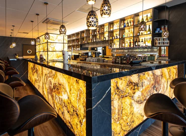 Lobby Bar z bogatym wyborem napojów alkoholowych i bezalkoholowych, w tym herbat