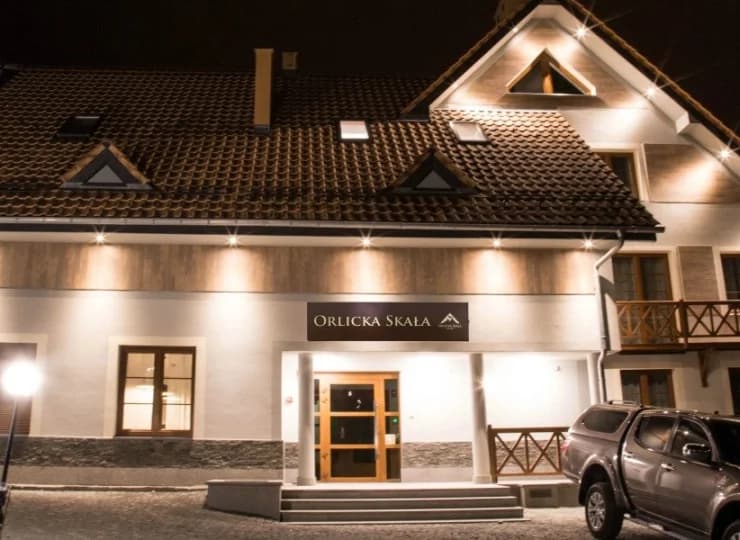 Obiekt jest położony w narciarskiej dzielnicy Dusznik-Zdroju