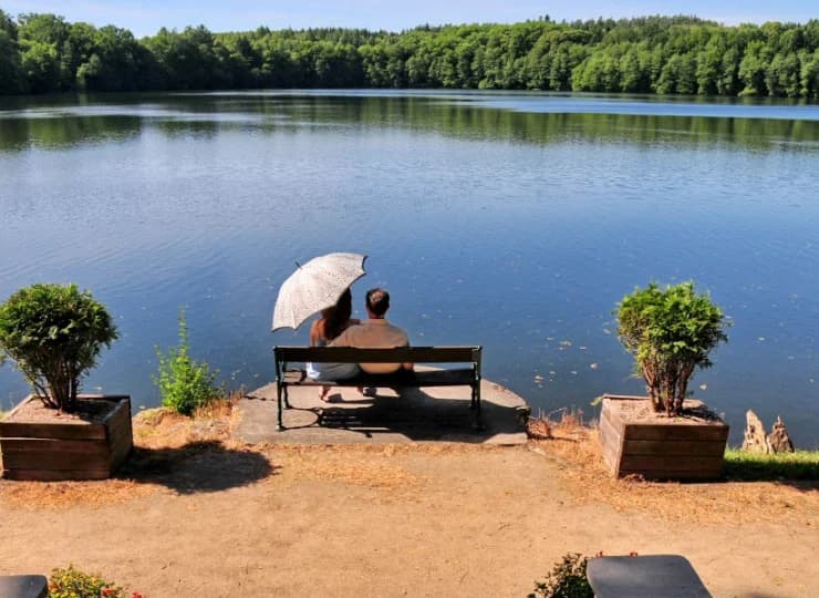 Przy ładnej pogodzie można do woli cieszyć się bliskością jeziora