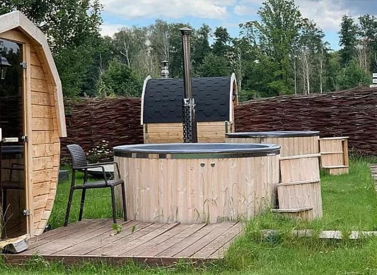 Obiekt posiada jacuzzi w drewnianej balii i suche sauny